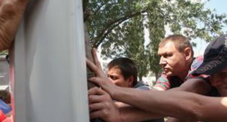 Жители Березняков снесли забор новой стройки, протестуя против вырубки сквера