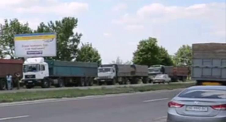 В Николаеве сотни дальнобойщиков грозят Киеву транспортным коллапсом