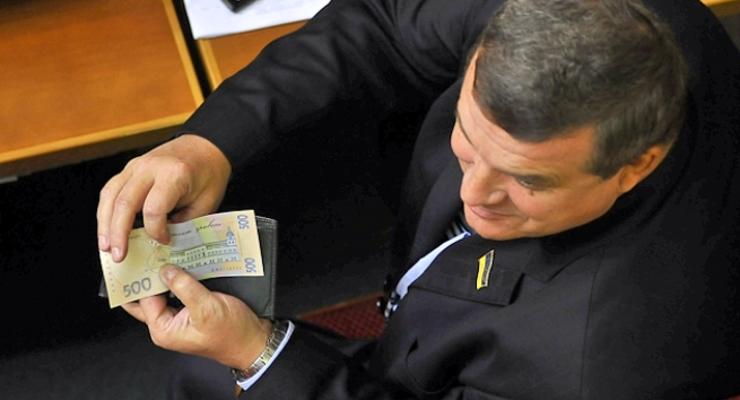 Матпомощь депутатам: как тратят эти миллионы гривен