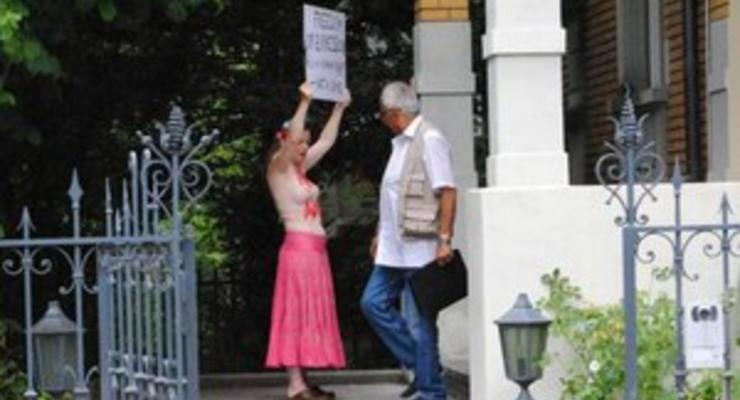 FEMEN: В Берне активистка движения сорвала работу тунисского посольства в Швейцарии