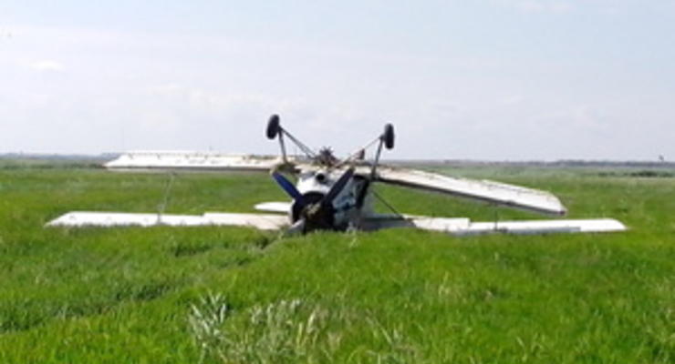 В Крыму самолет Ан-2 совершил аварийную посадку и перевернулся
