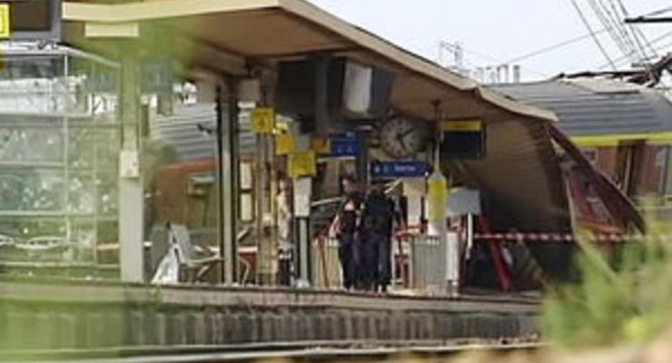 В Испании сошел с рельсов пассажирский поезд: погибли не менее 20 человек