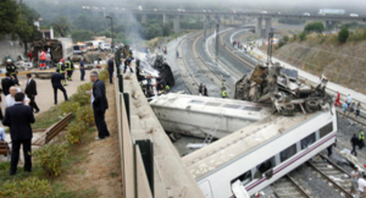 Число жертв крушения поезда в Испании достигло 77-ми человек
