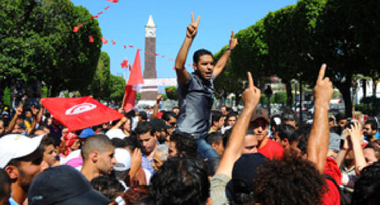 В Тунисе полиция применила слезоточивый газ для разгона манифестантов