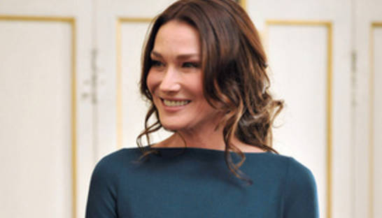 От Карлы Бруни требуют вернуть 410 тыс. евро бюджетных денег, потраченных на ее сайт