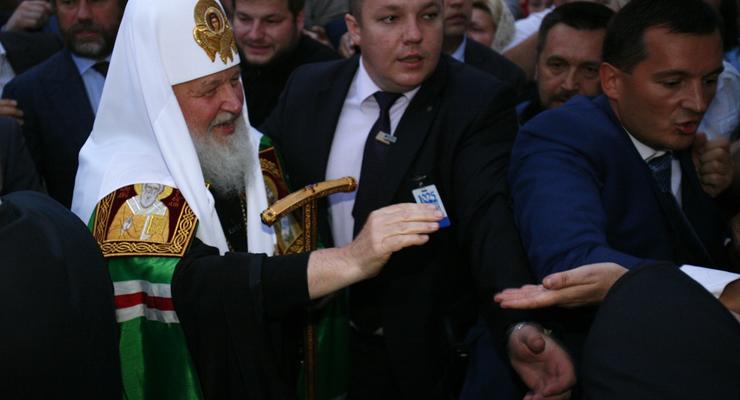 Крещение Руси: Патриарх Кирилл отслужил молебен в Лавре с толпами верующих