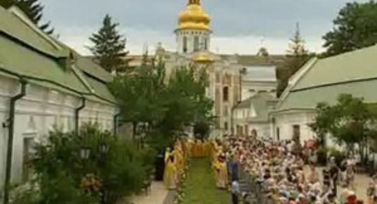 В Киеве начался крестный ход УПЦ КП к Владимирской горке