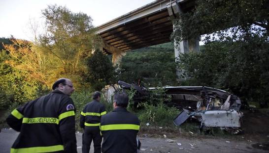 В Италии автобус упал с обрыва. Погибли 38 человек (ФОТО, ВИДЕО)
