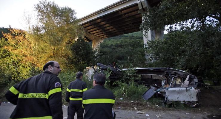 В Италии автобус упал с обрыва. Погибли 38 человек (ФОТО, ВИДЕО)