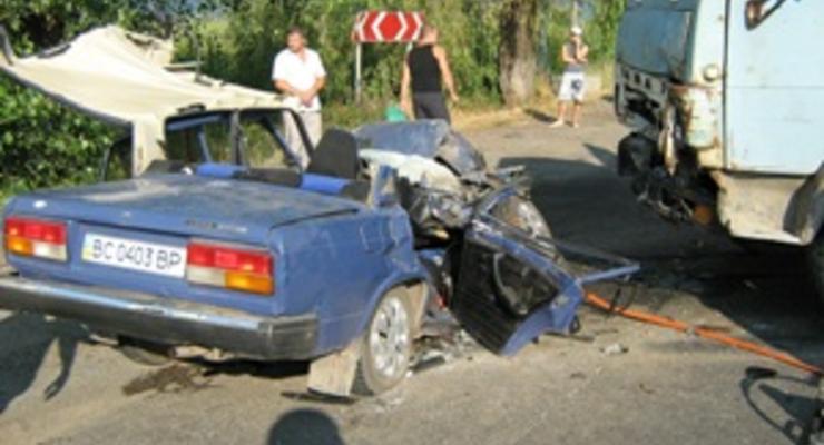 В Закарпатской области столкнулись ВАЗ и КамАз, один человек погиб, четверо госпитализированы