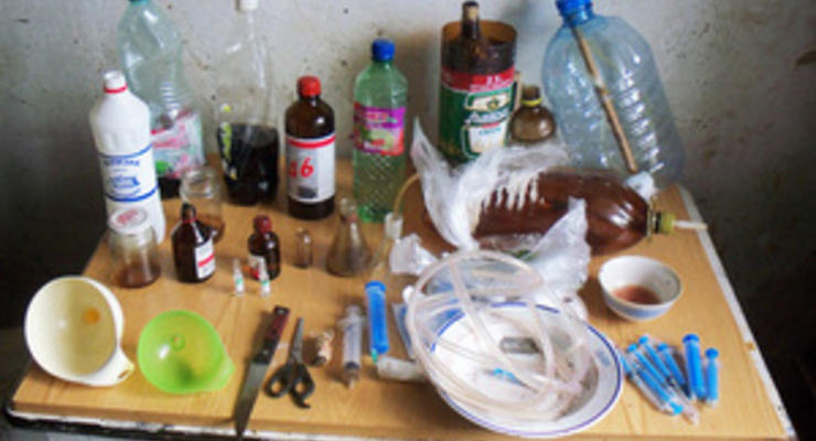 В Хмельницкой области у местного жителя нашли 25 кг наркотиков и домашнюю лабораторию