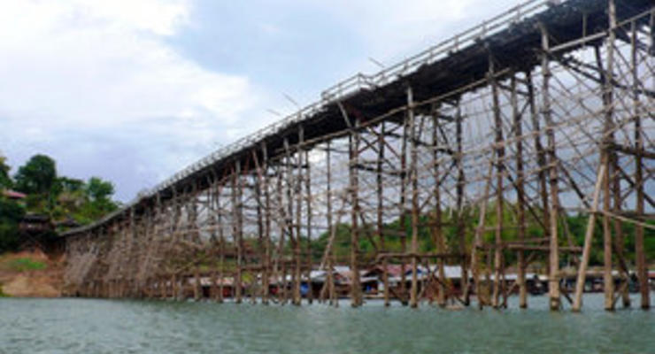 В Таиланде рухнул самый длинный в мире деревянный мост