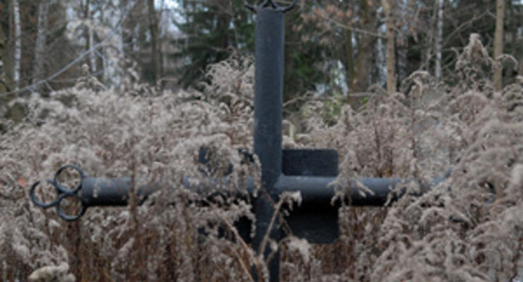 В Луганской области неизвестные украли бронзовые венки с памятника советским партизанам