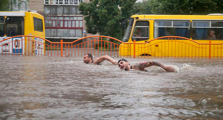 День в фото: Потоп в Луцке и развратницы в погонах