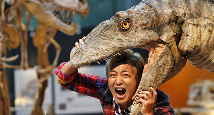 День в фото: музей динозавров и голые модели