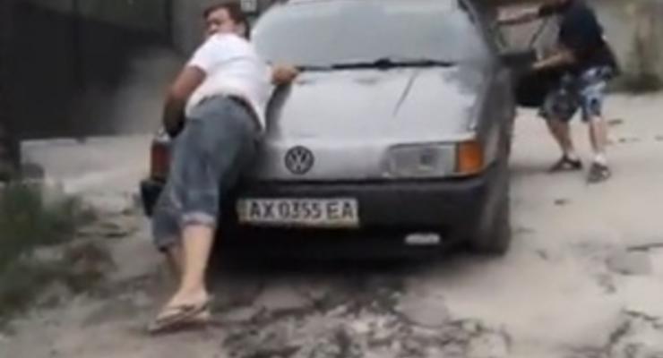 Возле дома учительницы Москаленко неизвестные прокатили журналиста на капоте - видео