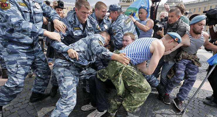 День в фото: День ВДВ и голые парни в Одессе