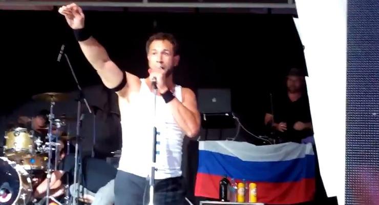 В Одессе американский рокер подтерся флагом России (ВИДЕО)