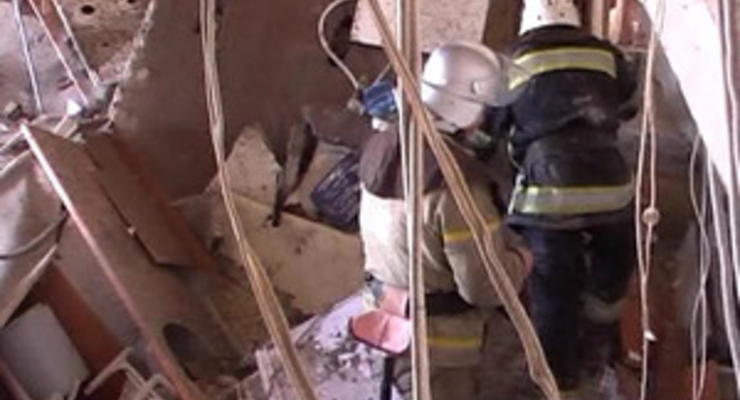 Взрыв дома в Луганске: под завалами ищут еще одного человека