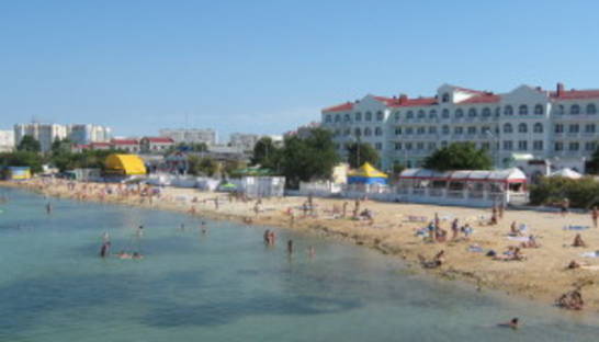 На одном из пляжей Севастополя отравились почти 400 человек - СМИ