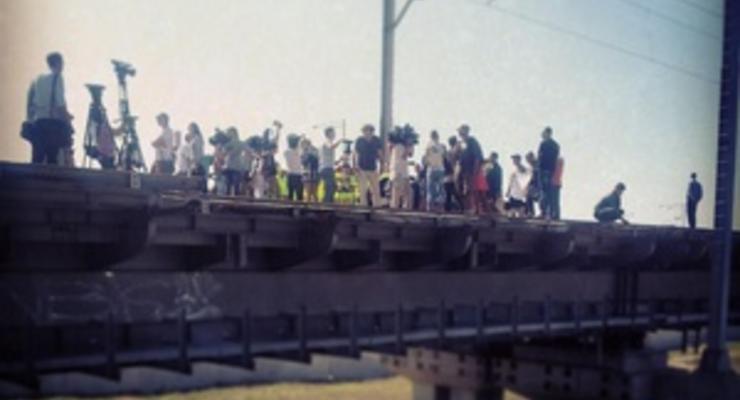 Год без зарплаты. Протестующие работники перекрыли железнодорожный мост в Киеве