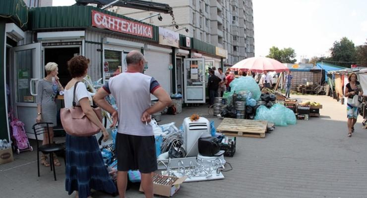 В Киеве сносят киоски: выкидывают товар и выгоняют продавцов (ФОТО)