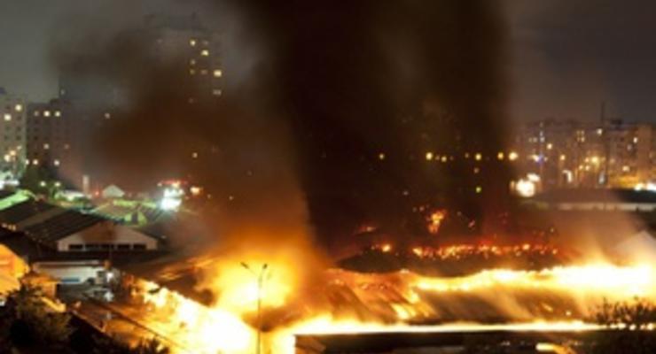 В Киеве масштабный пожар охватил рынок на Героев Днепра: сгорела 1/5 часть территории