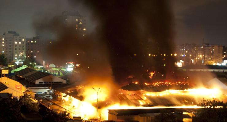 Пожар на Героев Днепра: сгорел рынок Оболонь (ФОТО, ВИДЕО)
