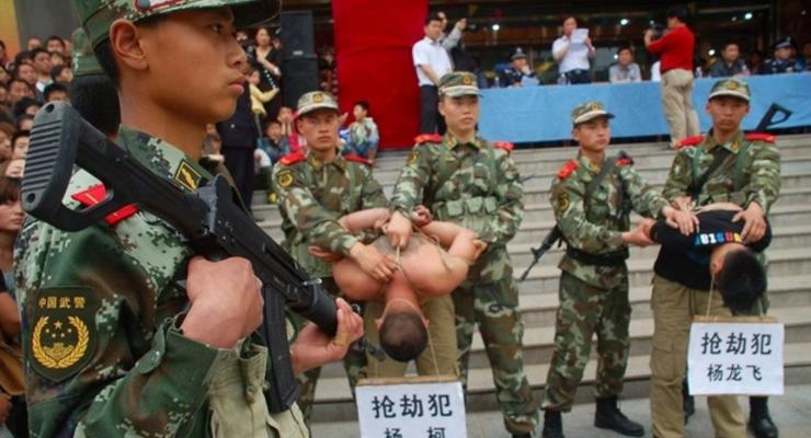 Дикий ужас: китайцы показали публичную казнь человека (ВИДЕО)