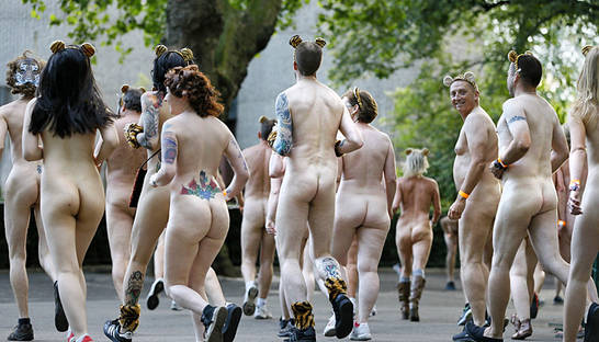 Голые британцы гонялись за тигром (ФОТО)