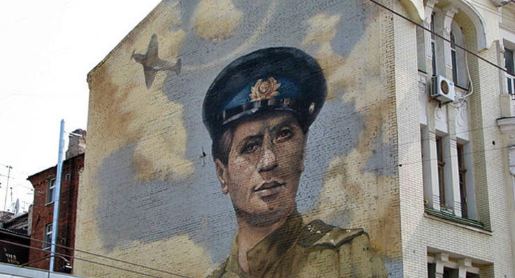 День в фото: граффити с портретом Быкова и агрессивные медузы Одессы