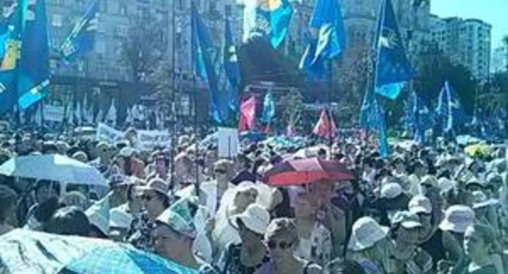 У Киевсовета митингуют более трех тысяч человек, их стерегут полторы тысячи правоохранителей