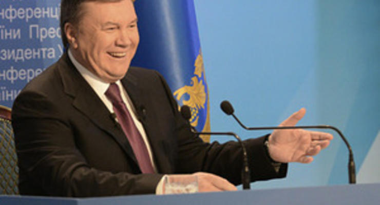 Янукович вернулся на работу после отпуска в Крыму