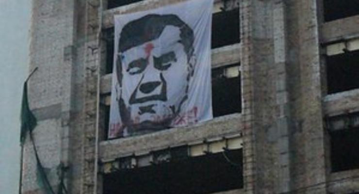 В центре Киева появился плакат Януковича с красной точкой во лбу