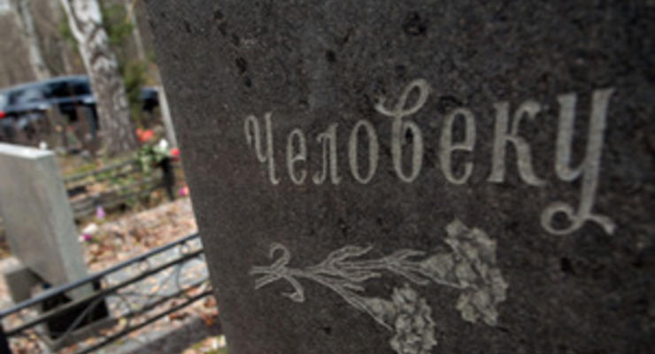 Неизвестные надругались над еврейскими могилами в Прилуках, нанеся на них свастики