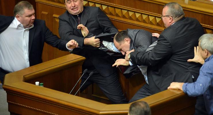 Депутатов из Рады хотят вышвыривать при помощи двухметровых амбалов