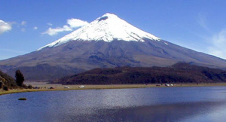 Президент Эквадора совершил восхождение на один из самых высоких активных вулканов мира