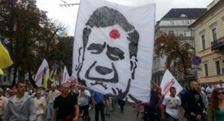 Милиция открыла уголовное производство на активиста, у которого изъяли футболки с лицом Януковича с точкой на лбу