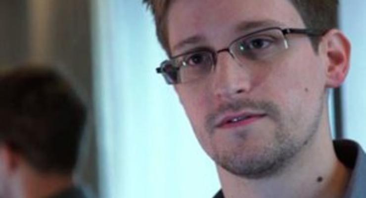 Коммерсантъ выяснил, почему Сноуден застрял в России
