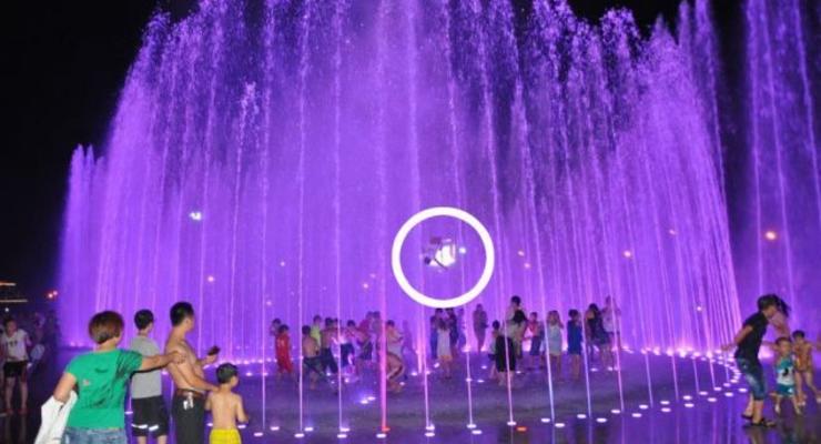 Унесенный фонтаном: мальчика подкинуло на пару метров струей воды (ФОТО)