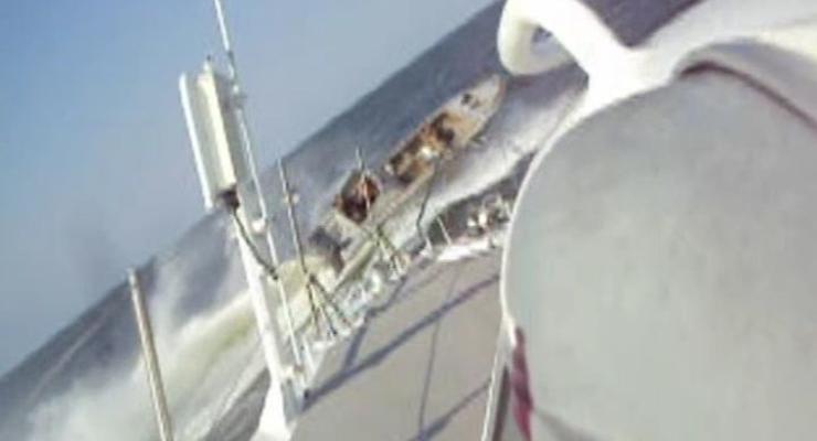 Шли на таран: Российские пограничники добивали лодку с украинцами (ВИДЕО)