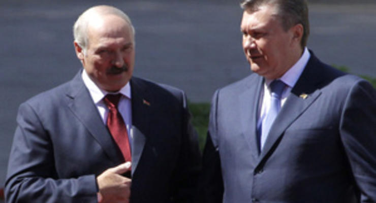 Янукович поздравил Лукашенко с днем рождения