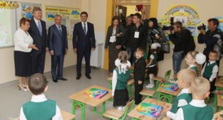 Ахметов подарил своей родной школе в Донецке новый корпус и футбольное поле за 47,4 млн. грн