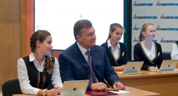 Янукович за партой и Яценюк с ранцем: Как отметили 1 сентября политики (ФОТО)