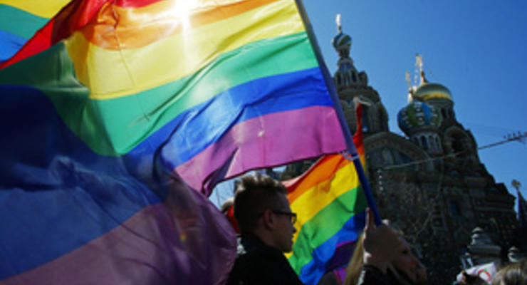 Корреспондент: Не гей, славяне. Российские власти переключают внимание своих граждан с насущных проблем на секс-меньшинства