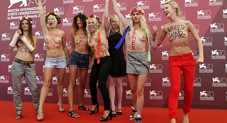 День в фото: FEMEN разделись на фестивале и новые автомобили депутатов