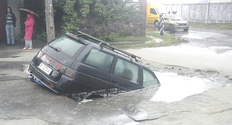 В Кременчуге машина утонула посреди дороги (ФОТО)