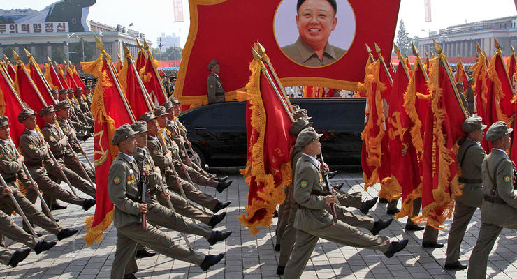 И Ким Чен Ир такой молодой: КНДР отмечает 65-летие военным парадом (ФОТО)