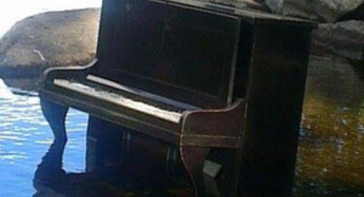 В Шотландии в реке нашли пианино