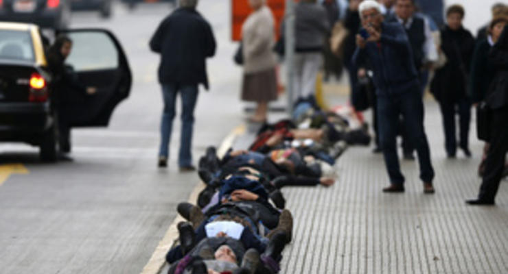 В столице Чили более тысячи человек отметили годовщину госпереворота, лежа на улицах